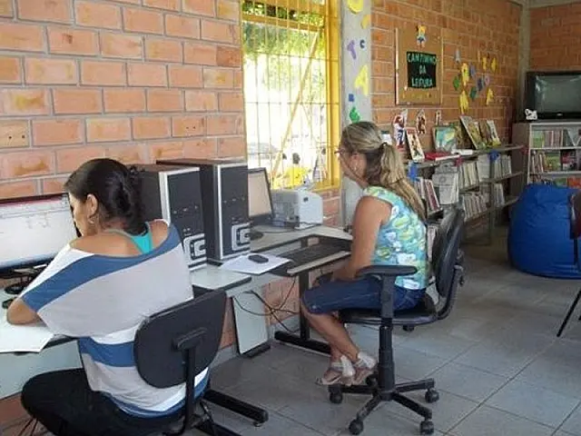 Biblioteca Pública Municipal recebe doação de livros da Editora da Fundação Universidade Federal da Grande Dourados