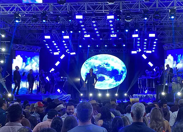 Acompanhado de multidão, Raça Negra cantou na 55° ExpoAqui