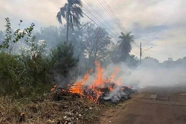Homem é preso após atear fogo em terreno baldio em Aquidauana