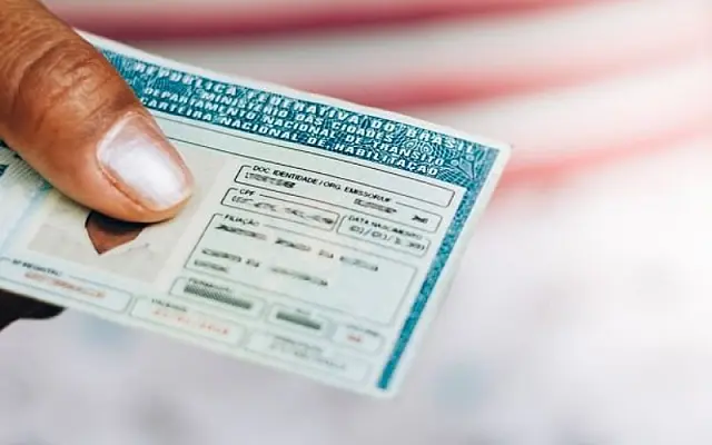Veículos com placa final em "9" devem ser licenciados até fim do mês