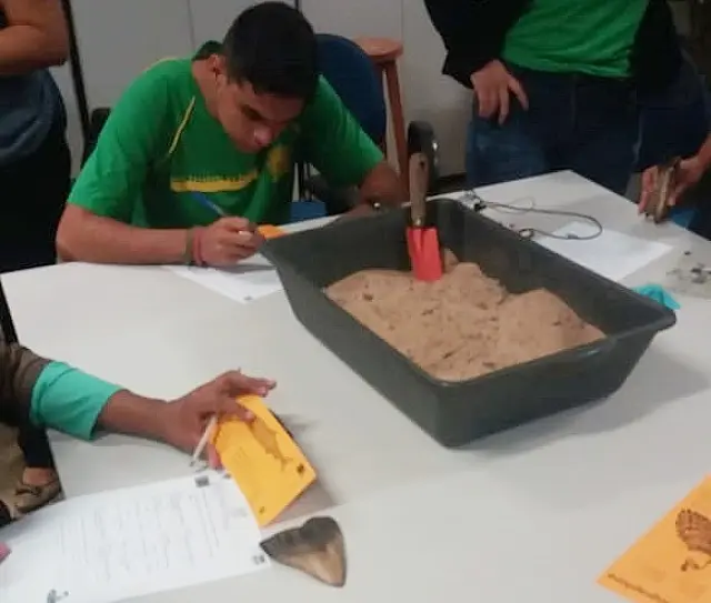 Curso de Geografia da UEMS/Jardim realiza oficina de paleontologia