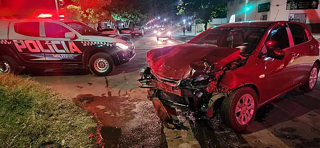 Acidente entre dois carros deixa três feridos em Corumbá