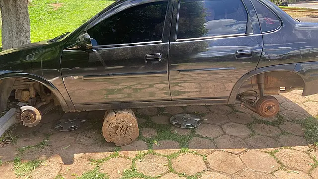 Pneus de carro de biomédica são furtados no Hospital de Anastácio