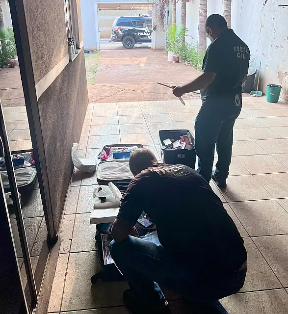 Polícia cumpre mandado na casa de falsa biomédica que lesionou pacientes