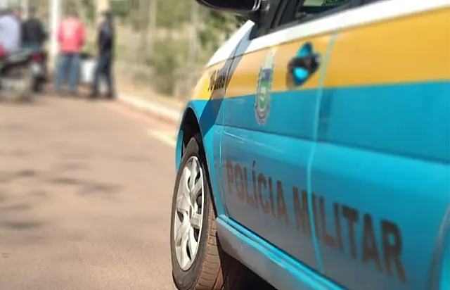 Conduzindo moto sem CNH, mulher bate em carro e fica ferida em Aquidauana