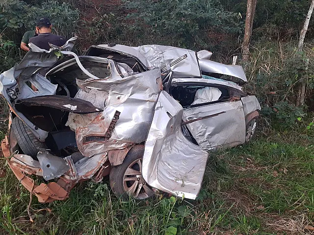 Carro que estava com Policiais Militares fica destruído após acidente em Miranda