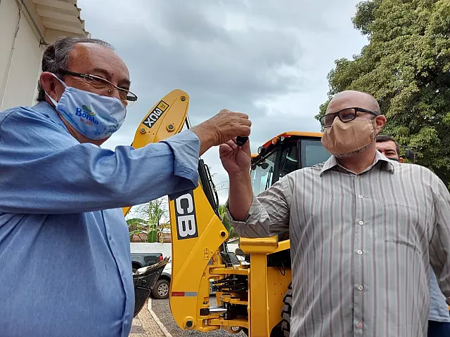 Retroescavadeira é o 28º veículo entregue pela Prefeitura em 4 anos
