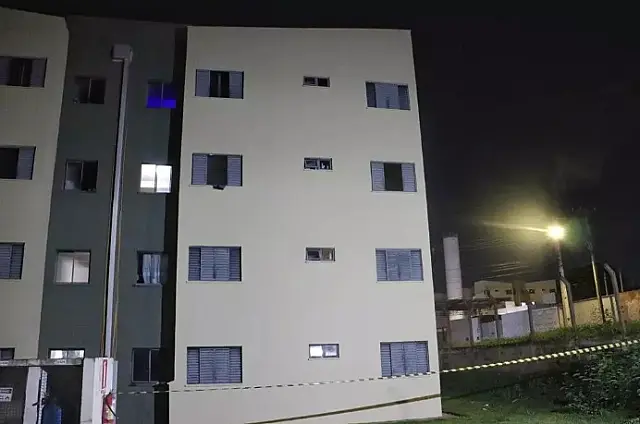 Avó se manifesta e pede a guarda da bebê que caiu do 3º andar e dos irmãos