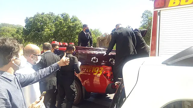 Com despedida e cortejo, Dom Martinez é sepultado em Corumbá