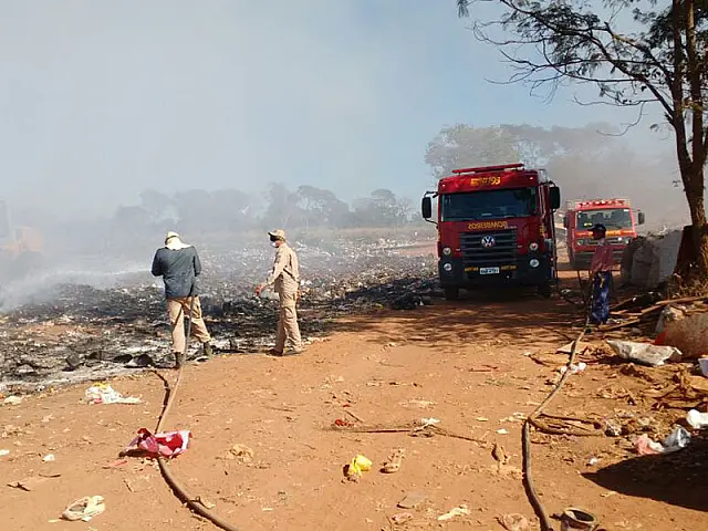 Queimadas no lixão de Anastácio dão trabalho aos Bombeiros