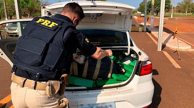 PRF apreende veículo com 417 kg de maconha em Guia Lopes da Laguna