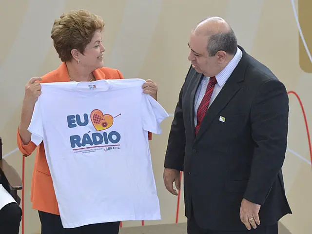 Dilma assina decreto autorizando migração de rádios AM para FM