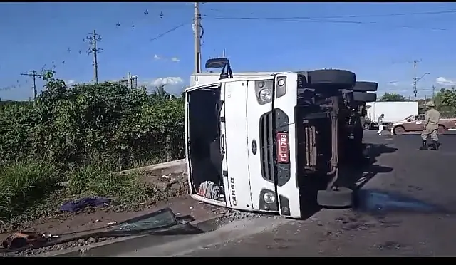 Caminhão tomba e atinge poste de energia em Corumbá