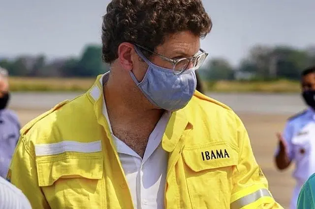 Ministro Salles anuncia brigada permanente de combate a incêndios no Pantanal