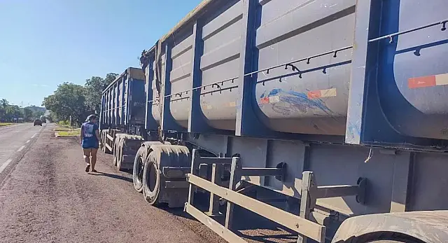 Carretas se envolvem em acidente na BR-262