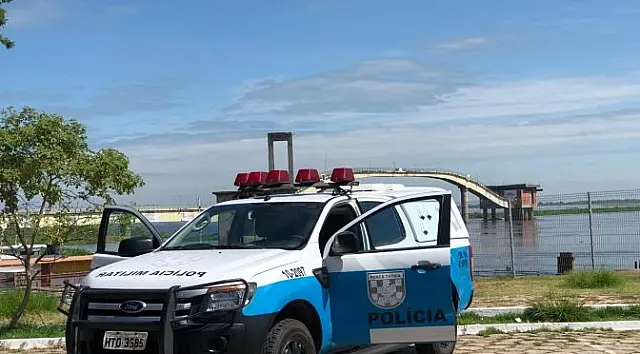 Homem que já foi preso por racismo é detido ao quebrar telefone público