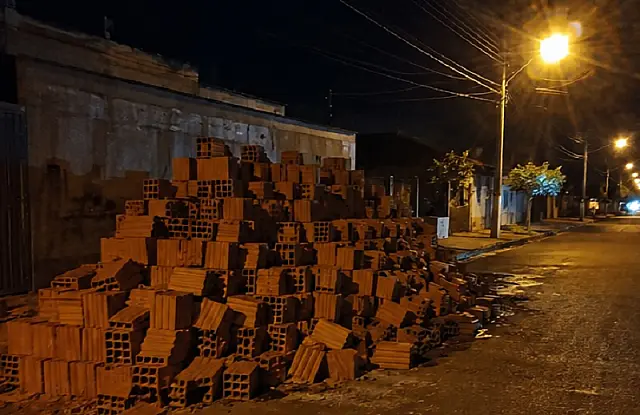 Motociclista fica ferido após bater em amontoado de tijolos, em Anastácio
