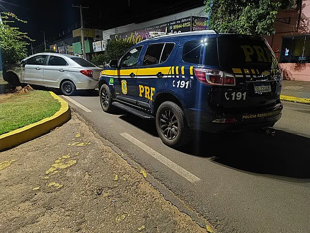 PRF recupera carro furtado após perseguição e prende dois suspeitos em Água Clara