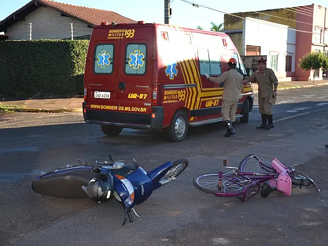 Colisão entre Biz e bicicleta deixa mãe ferida, mas filha de 4 anos fica ilesa