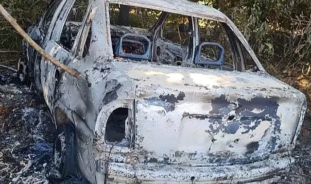 Carro incendiado é encontrado e pode ter sido usado em assalto à shopping na fronteira