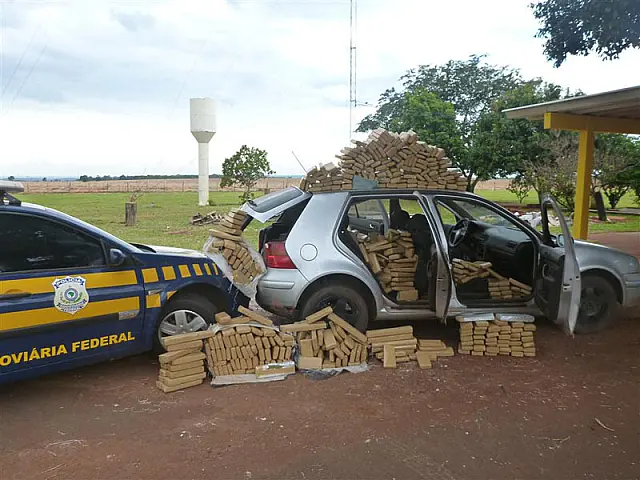 PRF apreende veículo com 366,8 quilos de maconha