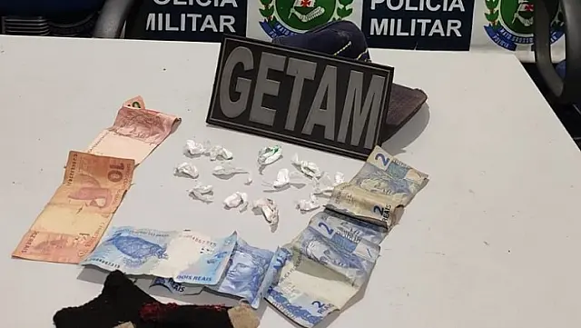 Jovem é preso com meia "recheada" de cocaína