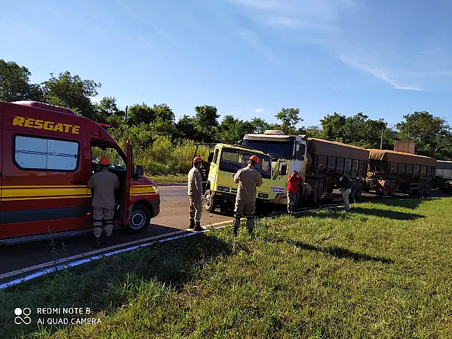 Bombeiros são acionados para atender acidente da rotatória de Dois Irmãos