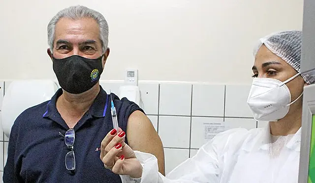 Governador toma segunda dose e incentiva população a completar ciclo de vacinação