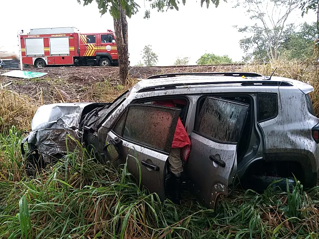 Jeep sai da pista durante acidente na BR-262