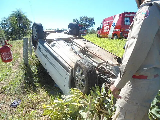 Casal fica ferido após carro capotar na rodovia Aquidauana/Cera
