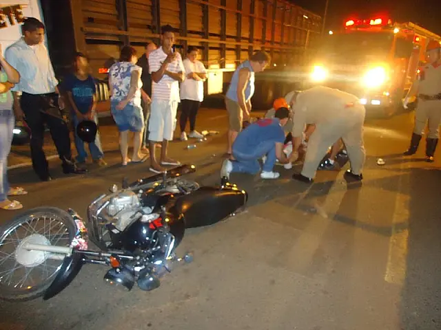 Menor é socorrida inconsciente após bater moto em caminhão