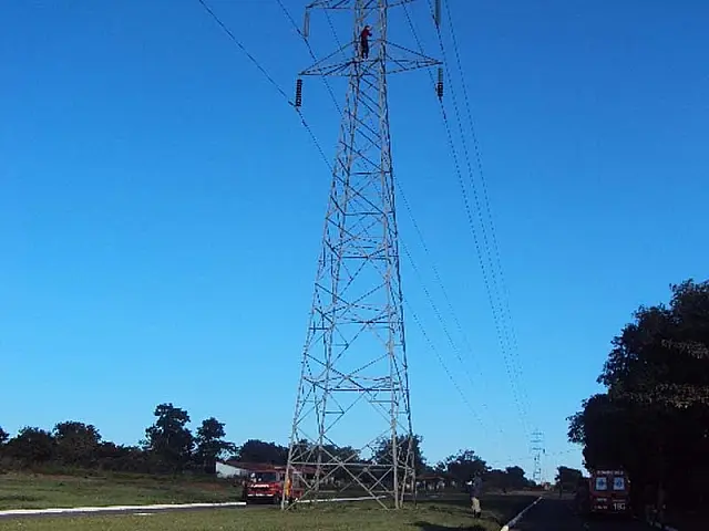 Anastácio: bombeiros resgatam jovem que ameaçava pular de torre de alta tensão