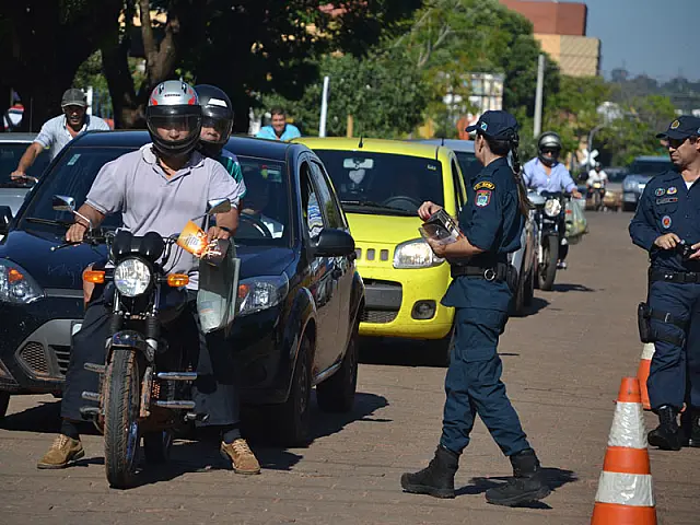 Polícia Militar realiza blitz educativa no Bairro Alto