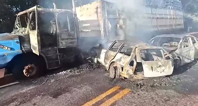 Dois morrem em acidente na na BR-262 que deixou caminhão em chamas