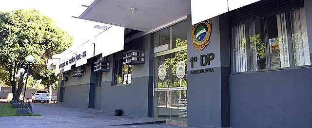 Bêbado, motorista sai de carro e sobe em árvore para fugir da PM