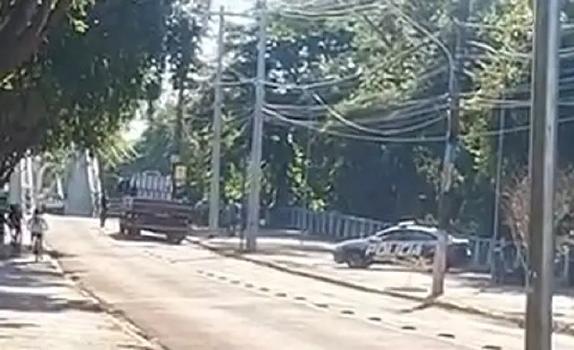 Veículo de carga é abordado ao tentar atravessar Ponte Velha durante blitz educativa