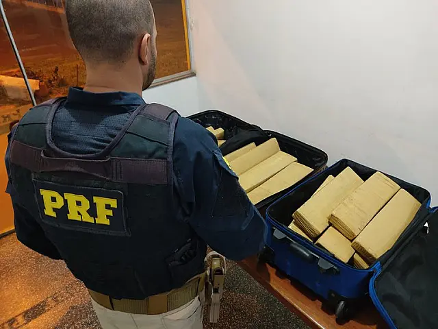 PRF apreende tabletes de maconha em ônibus de viagem