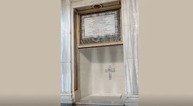 Túmulo do papa foi feito com pedra da região de seus avós, na Itália