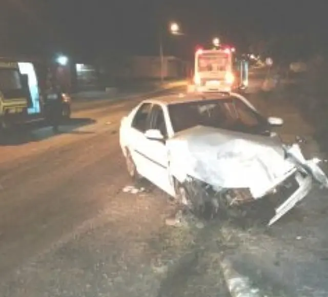 Quatro ficam feridos após motorista furar preferencial e colidir em ônibus