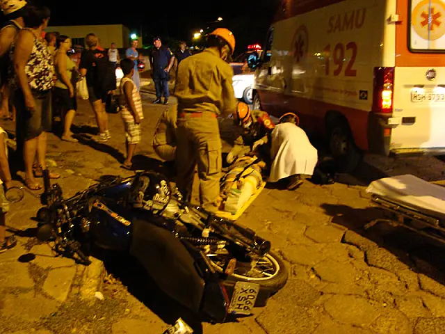 Colisão entre carro e moto deixa jovem ferida no Centro de Anastácio