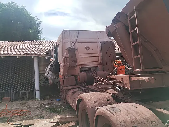 Motorista perde o controle e carreta invade casa na BR-262