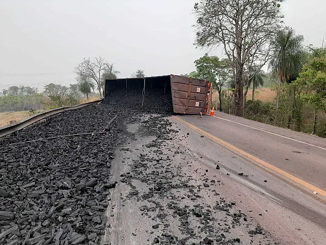 Carreta com carvão tomba na BR-262 e deixa pista parcialmente interditada