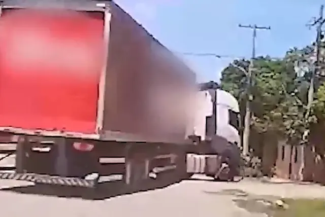 Em conversão, carreta atropela ciclista que para embaixo das rodas