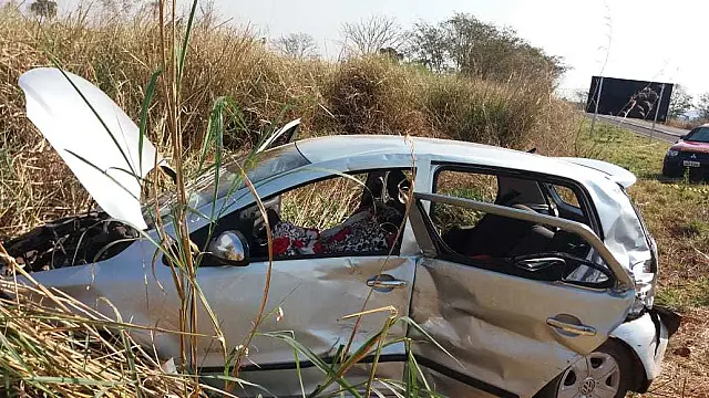 Acidente entre veículo e carreta deixa dois mortos e três feridos
