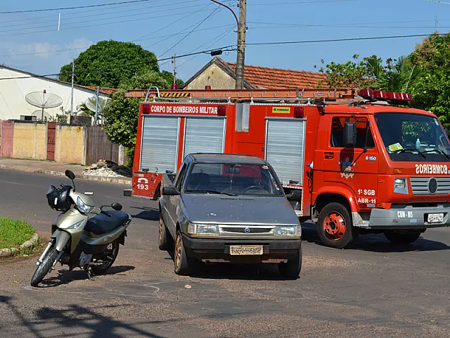 Acidente entre carro e moto deixa mulher ferida no Bairro Alto