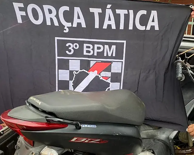 Polícia recupera moto furtada antes de ser "depenada"