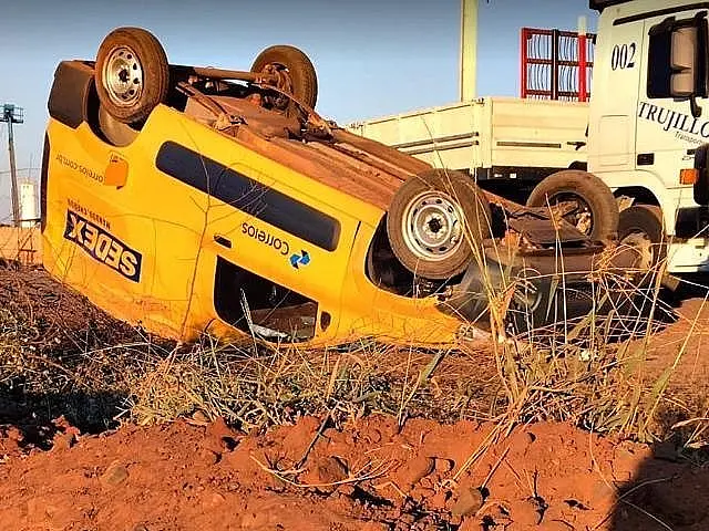 Ladrão furta carro dos Correios com provas do Encceja, capota e foge