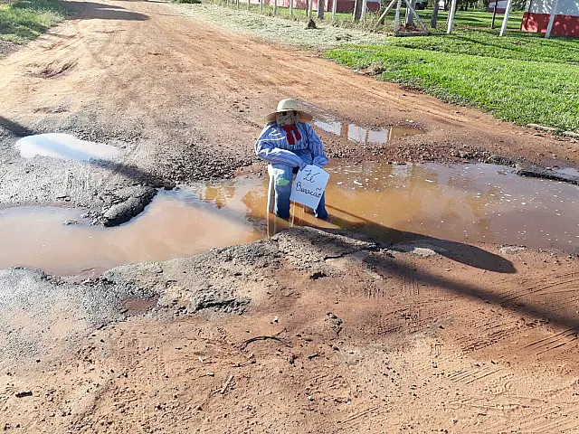 Zé Buracão surge nas ruas de Aquidauana e espera sentado que a Prefeitura arrume o asfalto