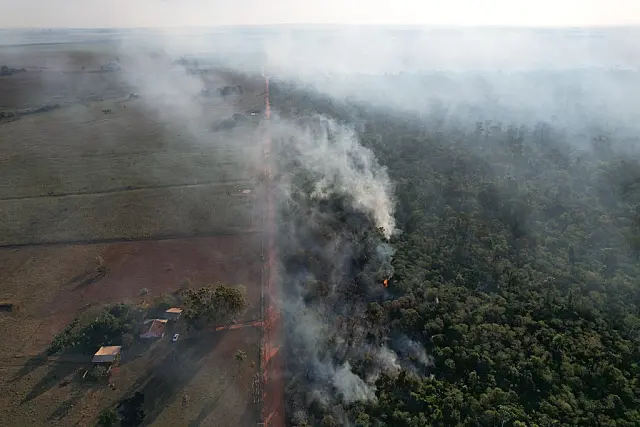 Com esforço concentrado, Bombeiros combatem incêndio florestal em Itaquiraí