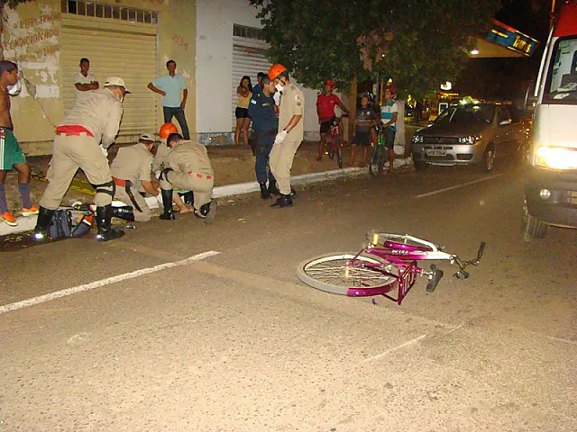 Acidente entre moto e bicicleta deixa duas mulheres feridas